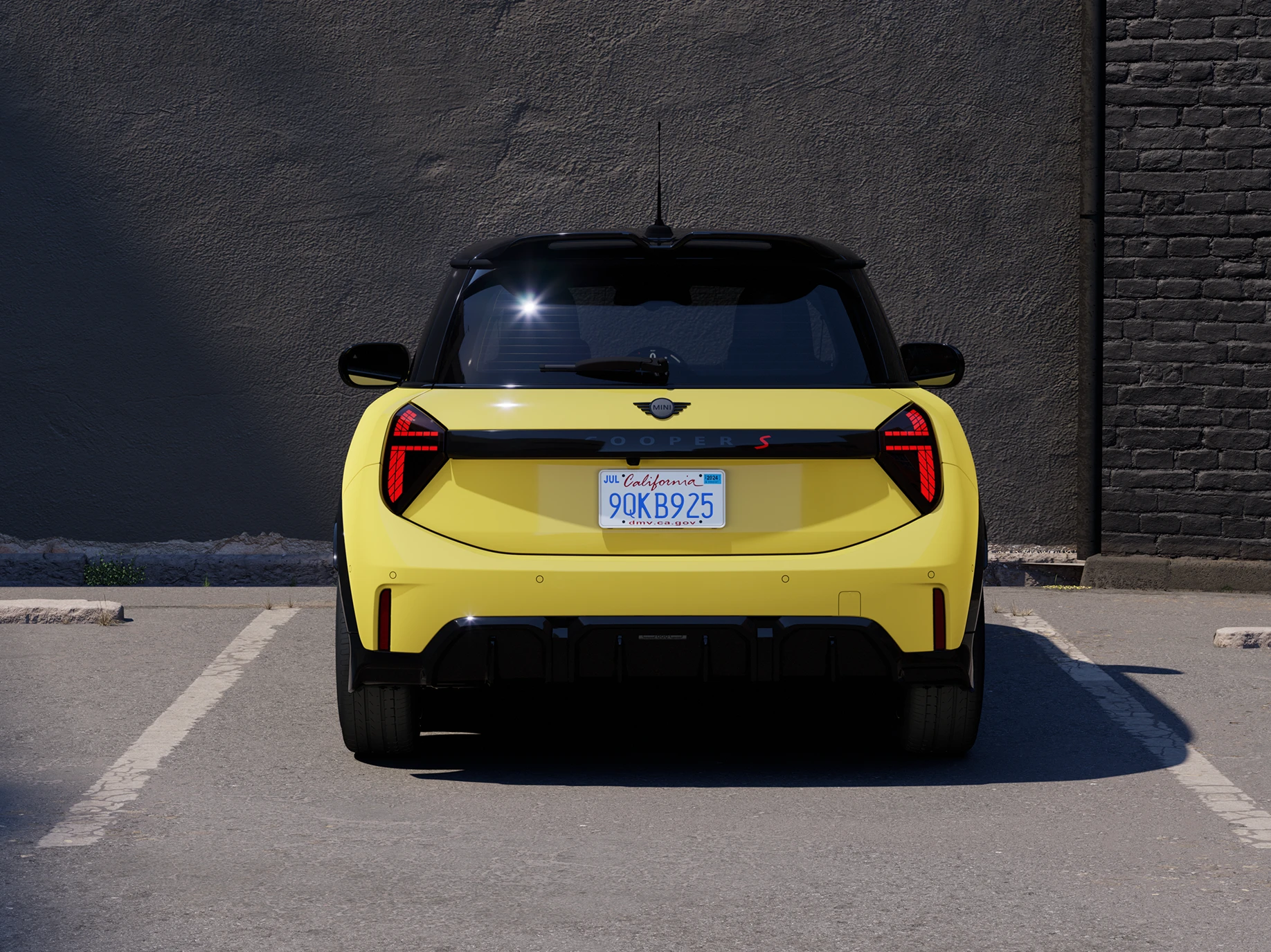 Sunnyside Yellow värvitoonis ja musta katusega MINI Cooper parkimas, tagantvaade.