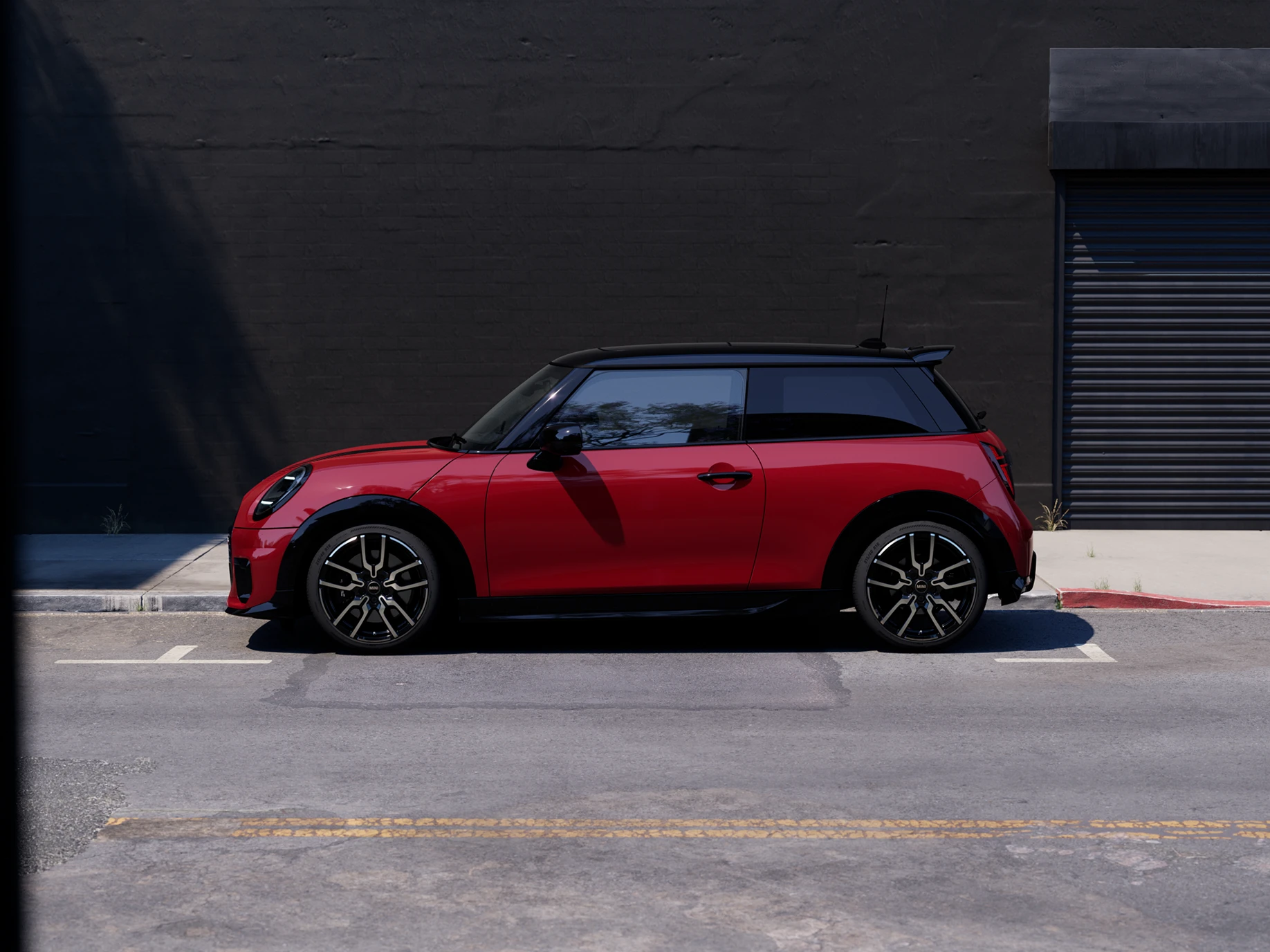 Chili Redi värvitoonis ja musta katusega MINI Cooper parkimas, külgvaade.