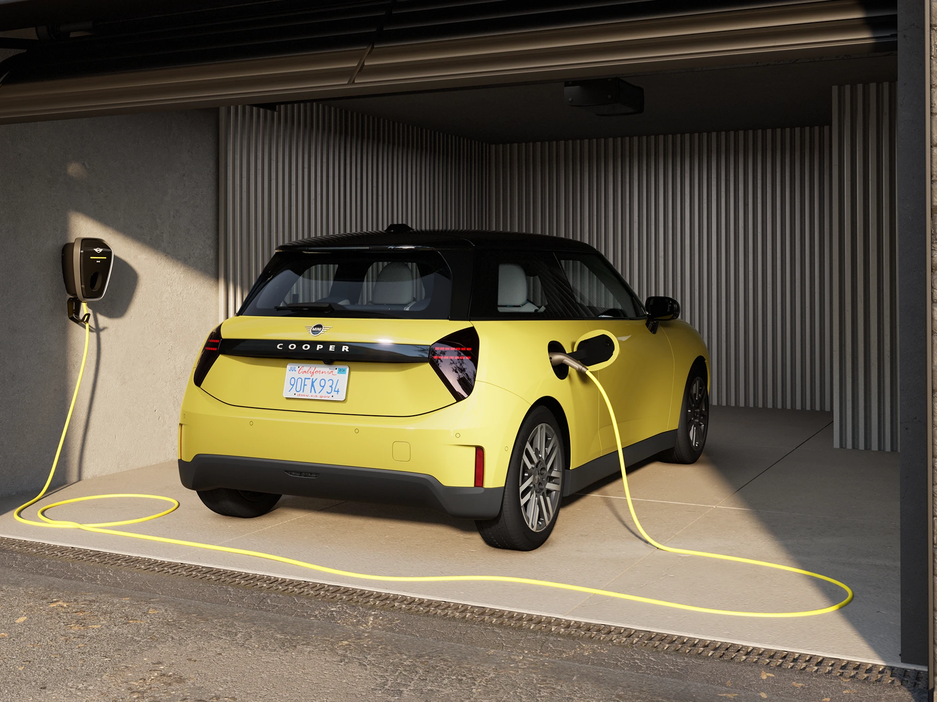 Täiselektriline Sunnyside Yellow värvitoonis MINI Cooper garaažis laadimas, tagantvaade.