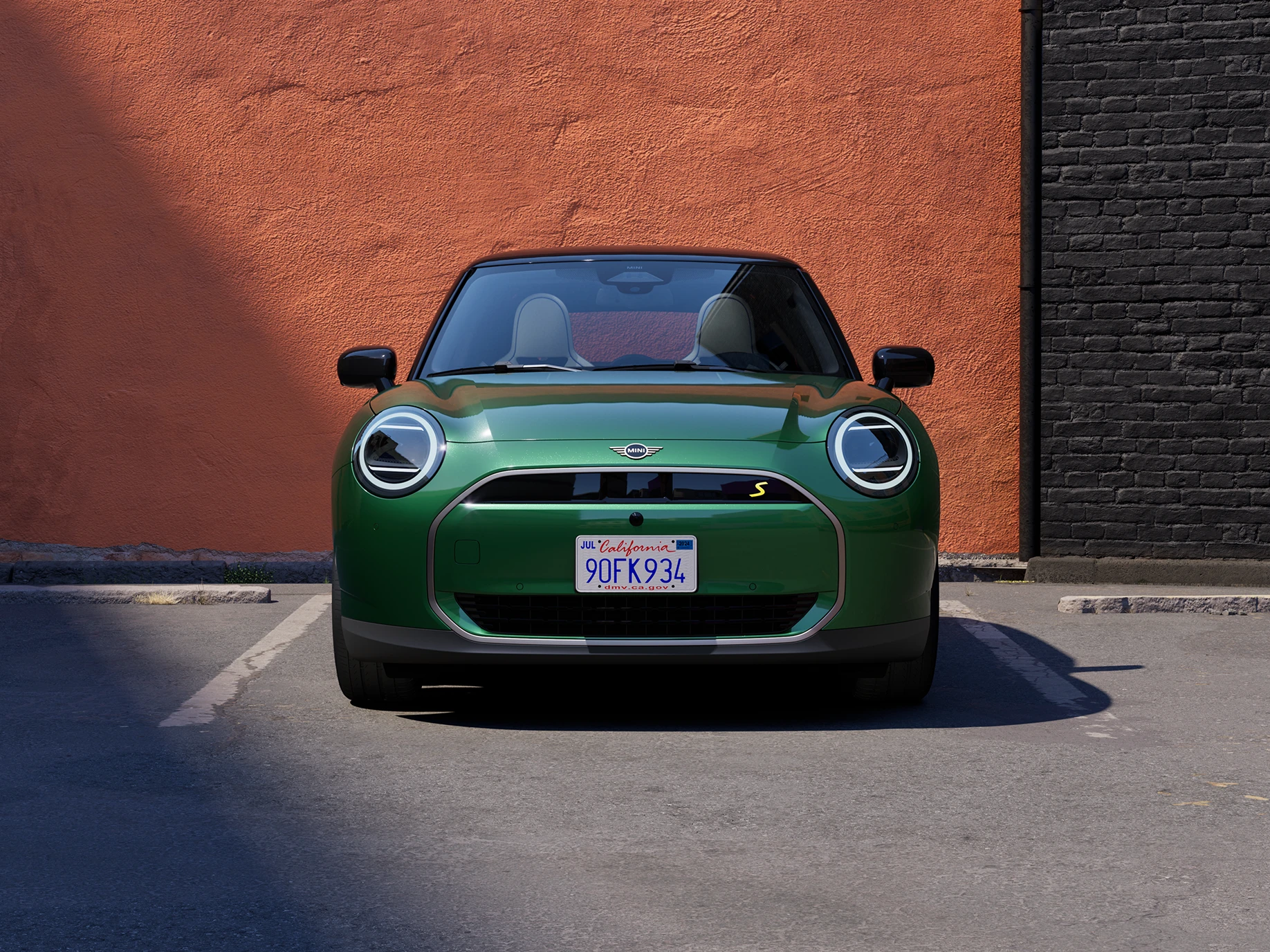 Eestvaade täiselektrilisest MINI Cooperist British Racing Greeni värvitoonis ja musta katusega.