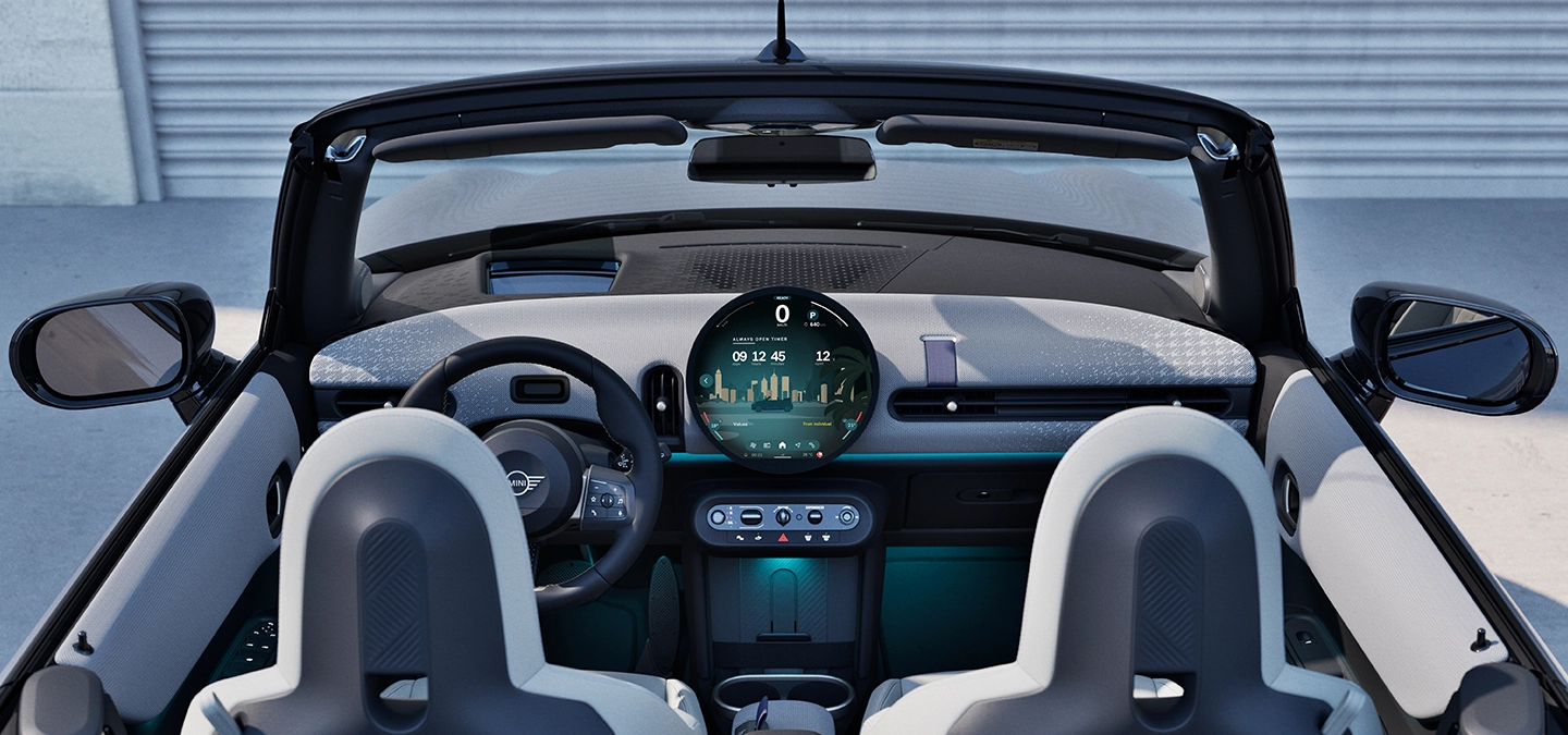 MINI Cooper Convertible’i salongi tagantvaade, fookusega armatuurlaual ja juhtpaneelil.