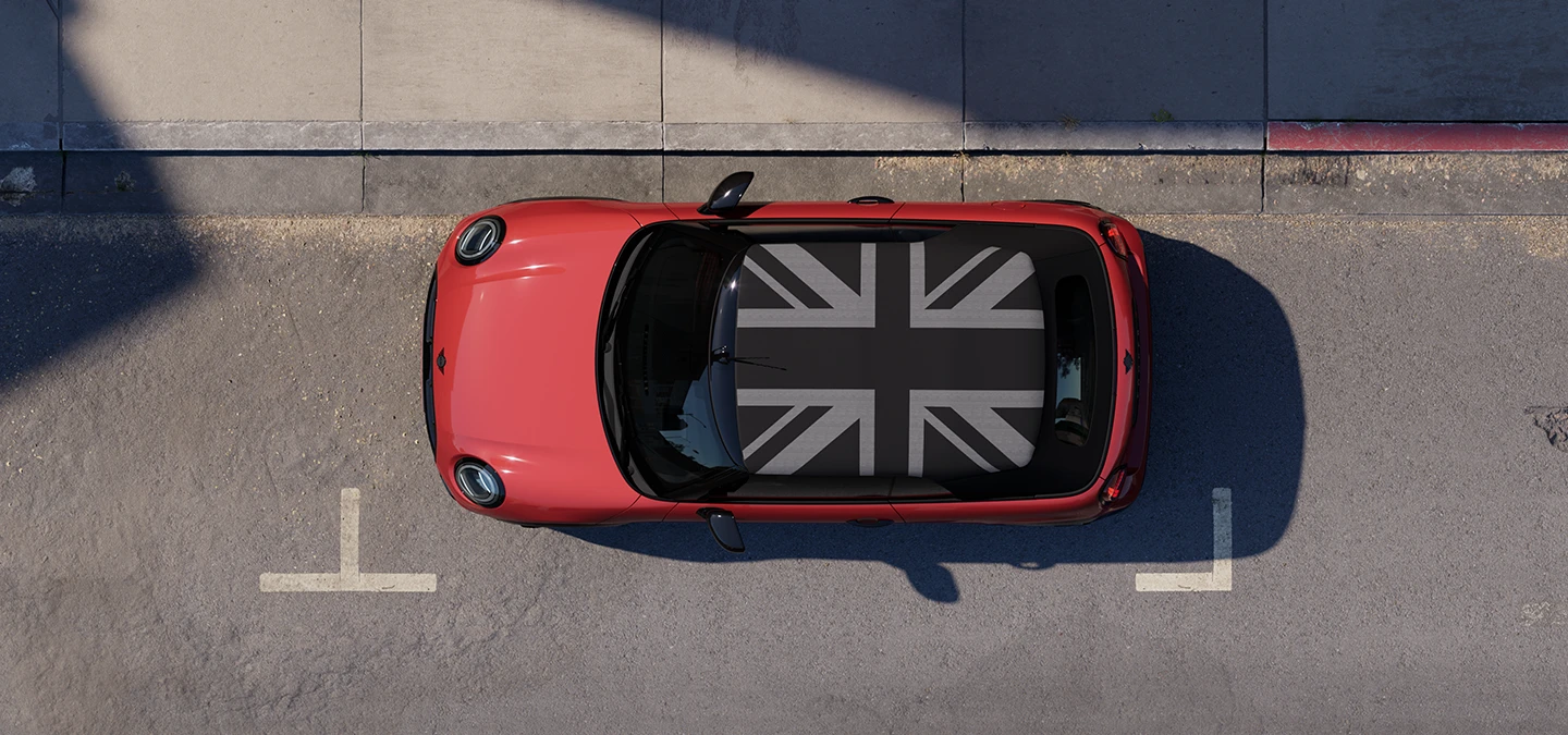 Ülaltvaade: tänaval seisev MINI Cooper Convertible värvitoonis Chili Red ja MINI Yours’i katusega