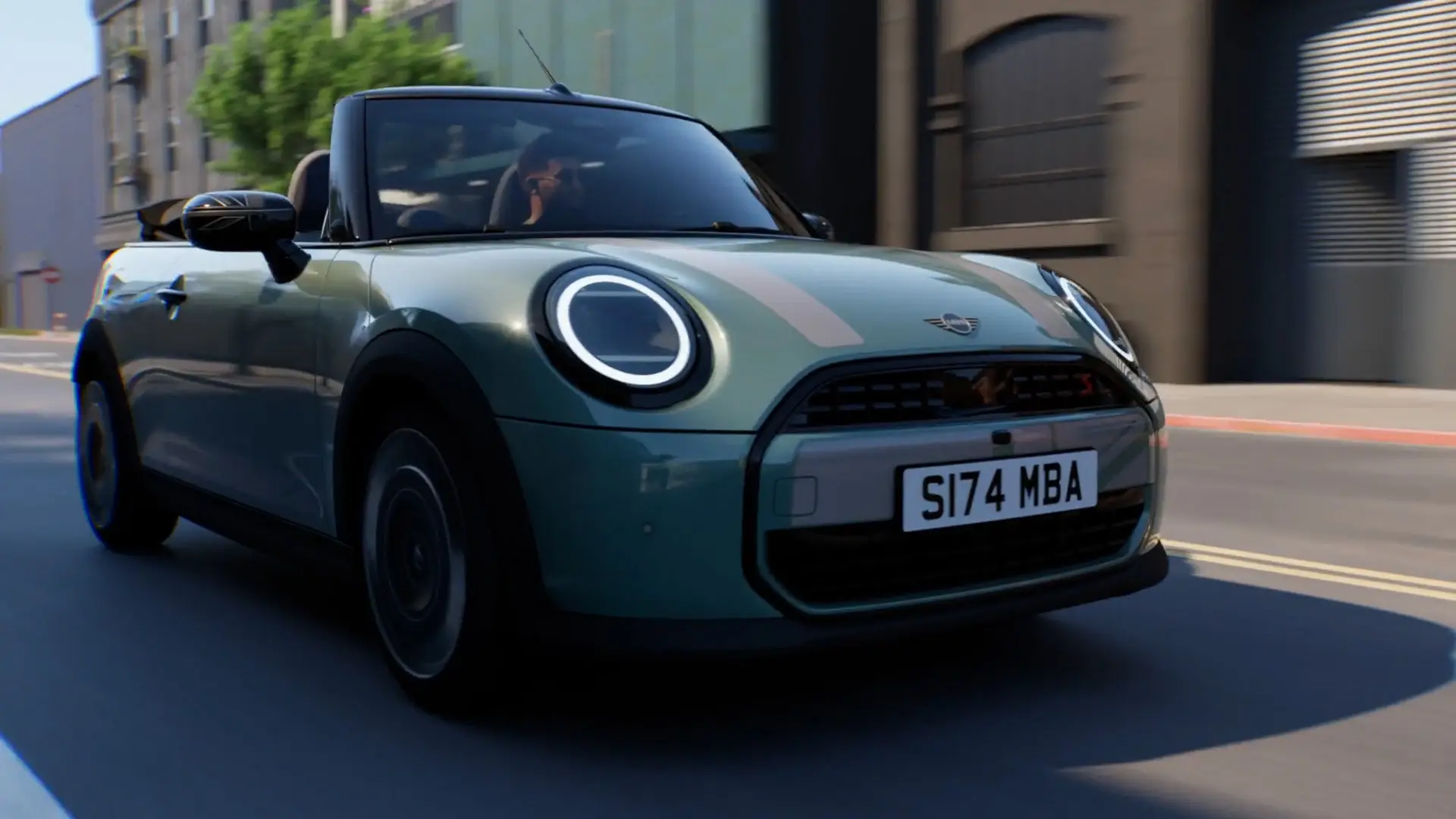MINI Convertible värvitoonis Ocean Wave Green, valgete MINI Heritage’i kleebiste ja Union Jacki peeglikattega, linnas sõitmas.