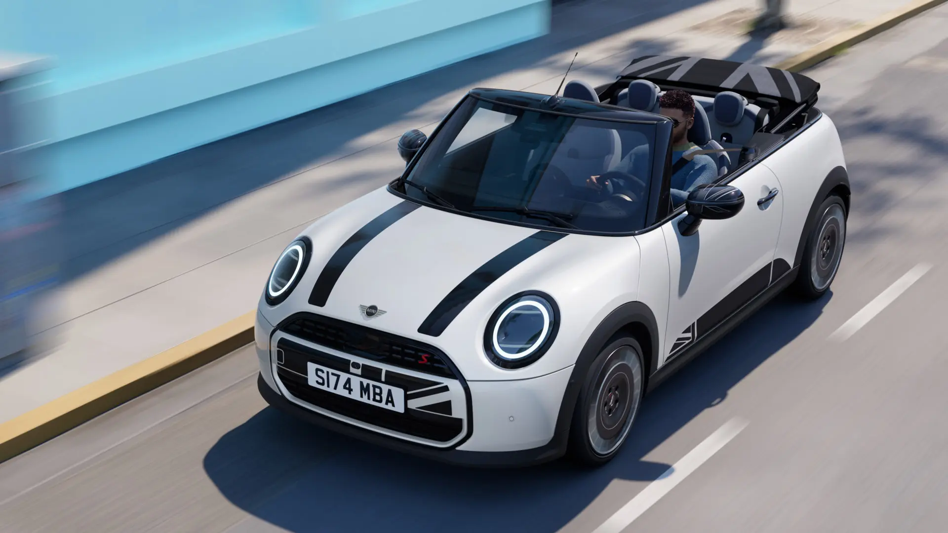 MINI Convertible’i pealtvaade, värvitoonis Nanuq White, mustade MINI Heritage’i kapotikleebistega.