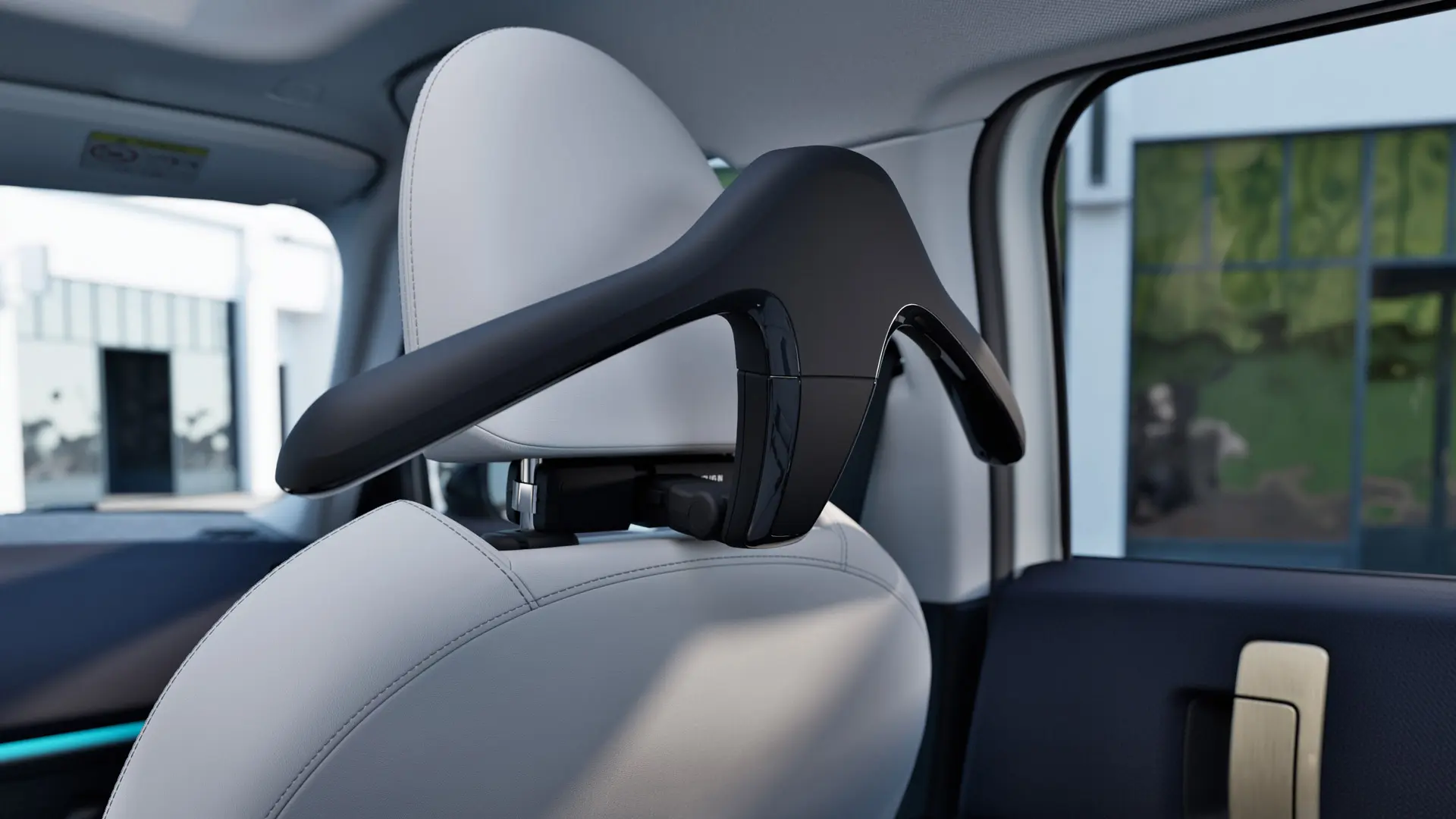 MINI Travel & Comforti süsteemi riidepuu, paigaldatud autoistme peatoe tagaküljele.