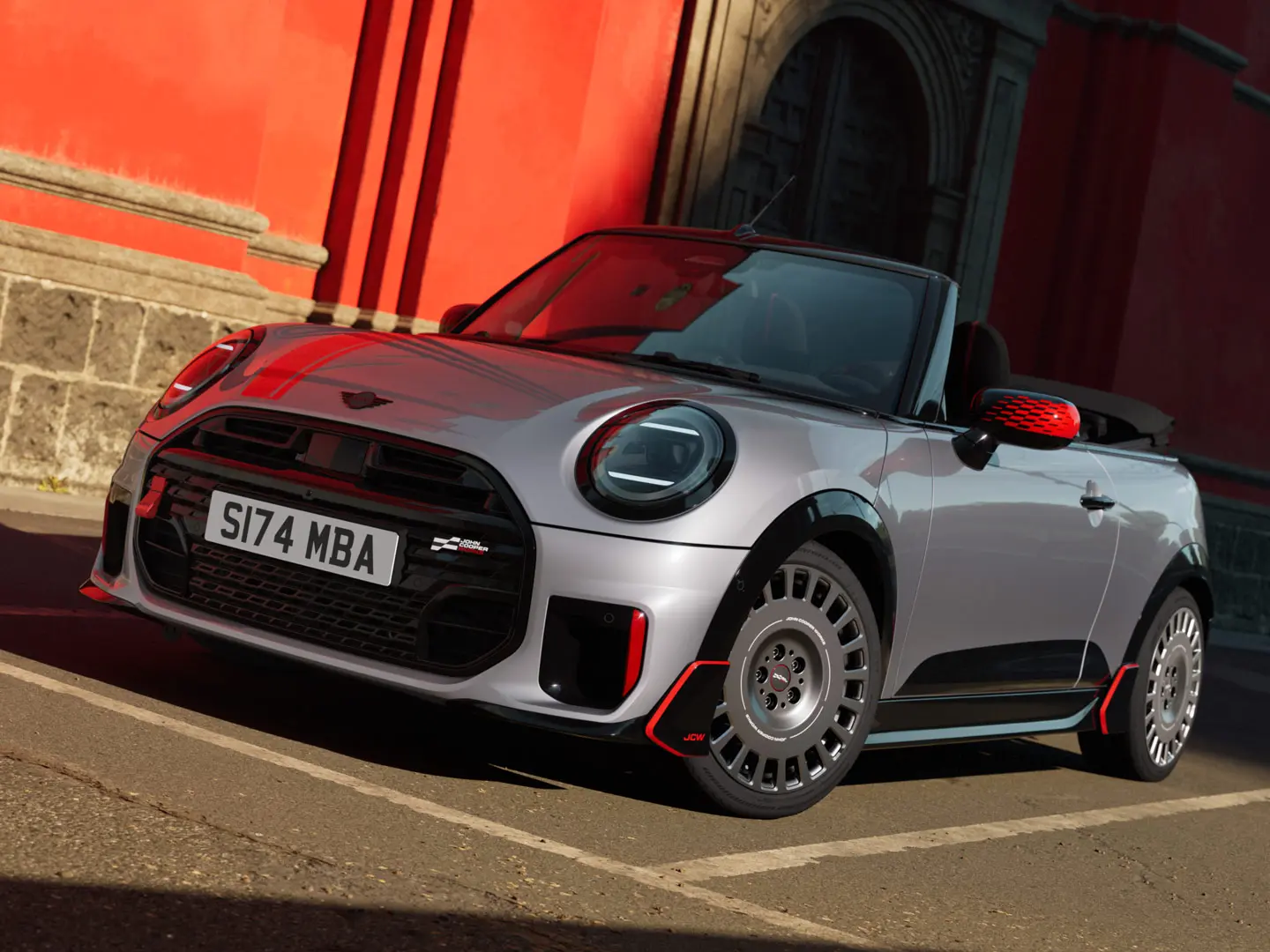 MINI Convertible hõbedases värvitoonis sportlike JCW stiilielementidega, sh MINI JCW peeglikatete, sporditriipude ja spoileriga.