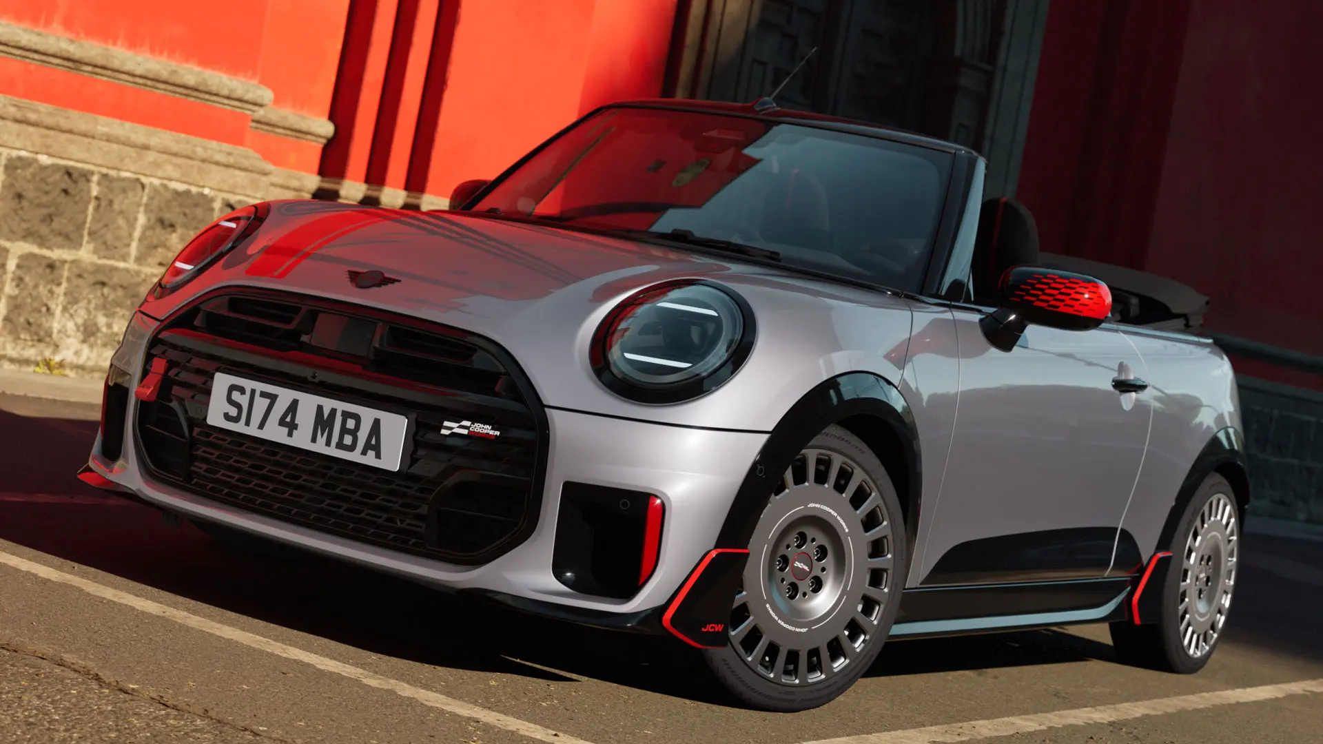 MINI Convertible hõbedases värvitoonis sportlike JCW stiilielementidega, sh MINI JCW peeglikatete, sporditriipude ja spoileriga.