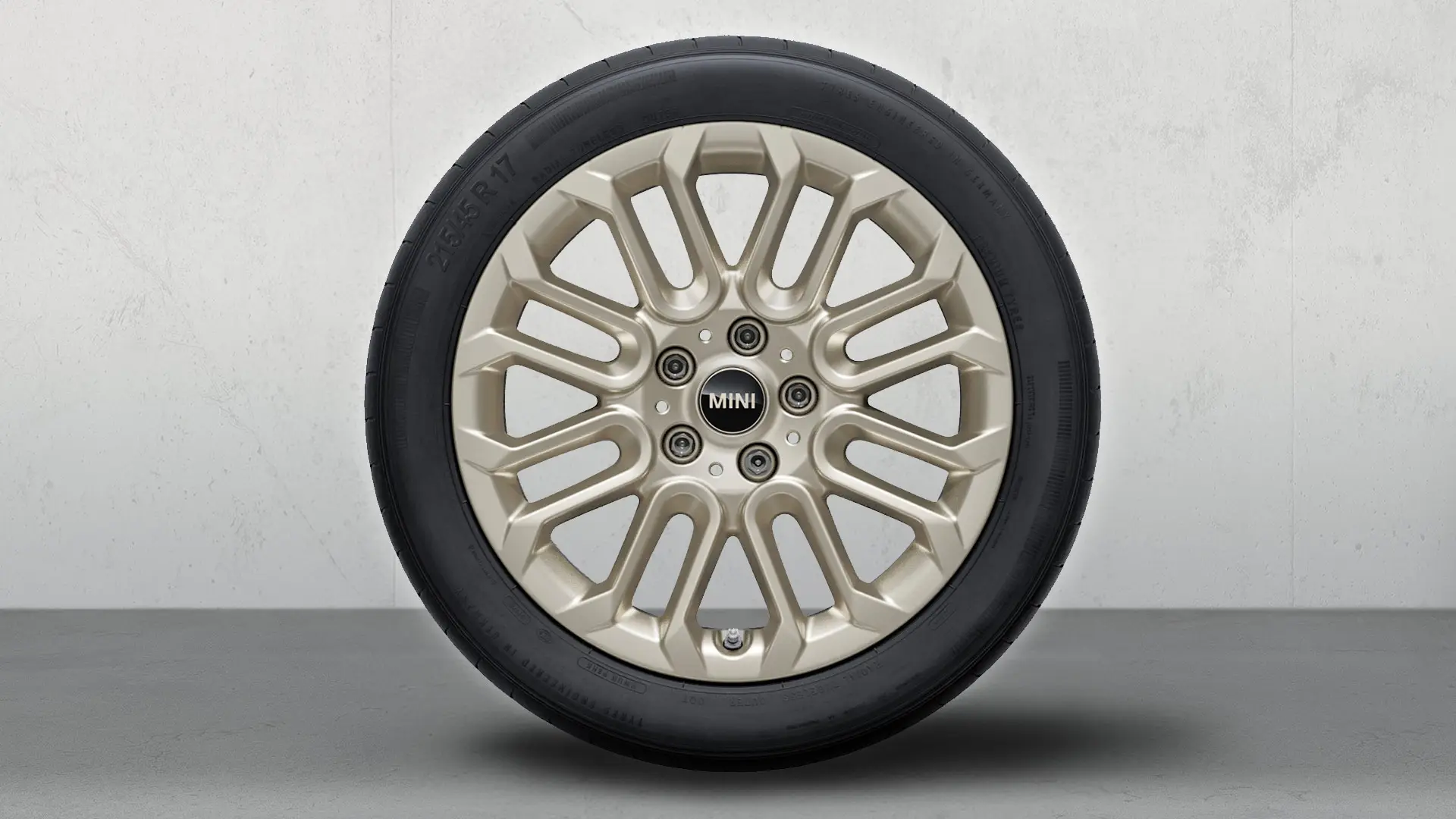 Lähivaade MINI U-Spoke 956 17-tollisest kergmetallveljest läikiva viimistlusega värvitoonis Vibrant Silver.