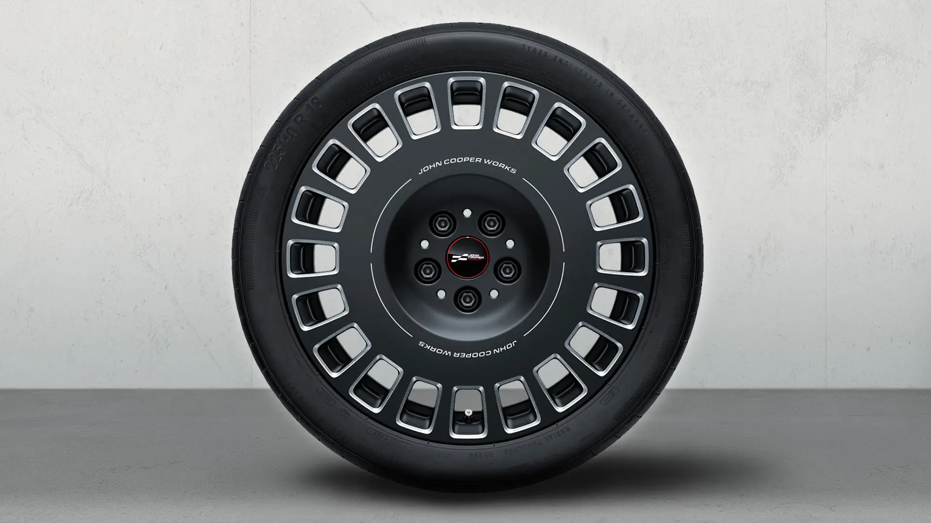 18-tolline velg JCW Rallye Spoke 992 JCW logo ja kahevärvilise disainiga, värvitoonis Frozen Midnight Grey ja läikiva freesitud viimistlusega.