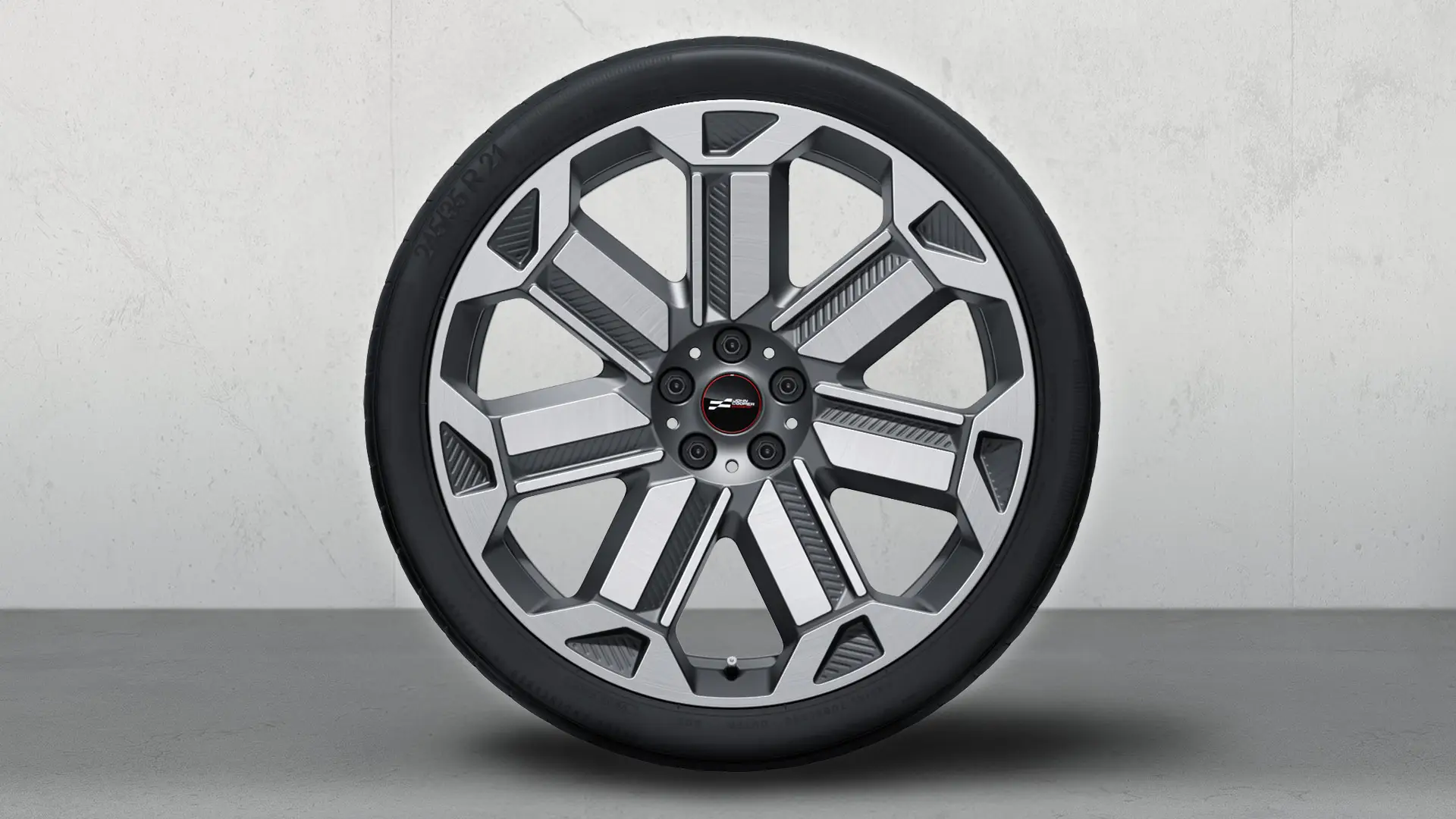 Lähivaade 21-tollisest läikiva kattega JCW suverattakomplektist Rallye Spoke style 950 värvitoonis Frozen Gunmetal Grey.