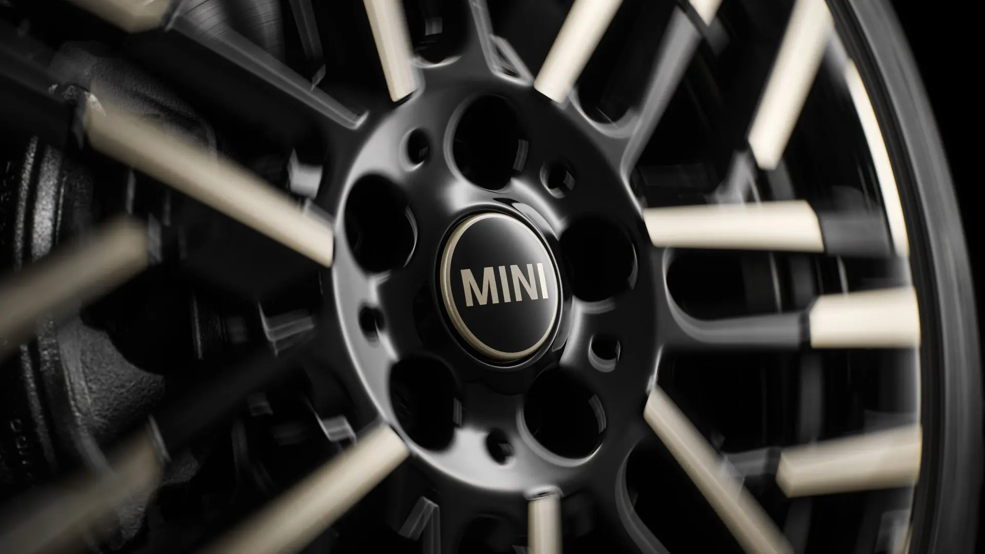 MINI vabalt liikuv rummukate koos MINI logoga, mis jääb ratta liikumise ajal horisontaalseks.