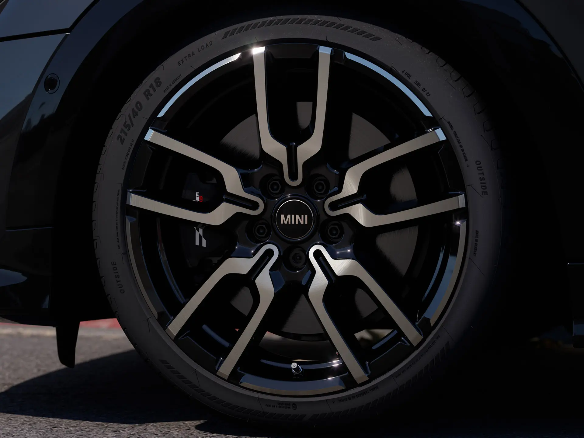 JCW valuvelje Lap Spoke lähivaade, mis näitab selle iseloomulikku lahtise kodaraga disaini värvitoonis Jet Black.