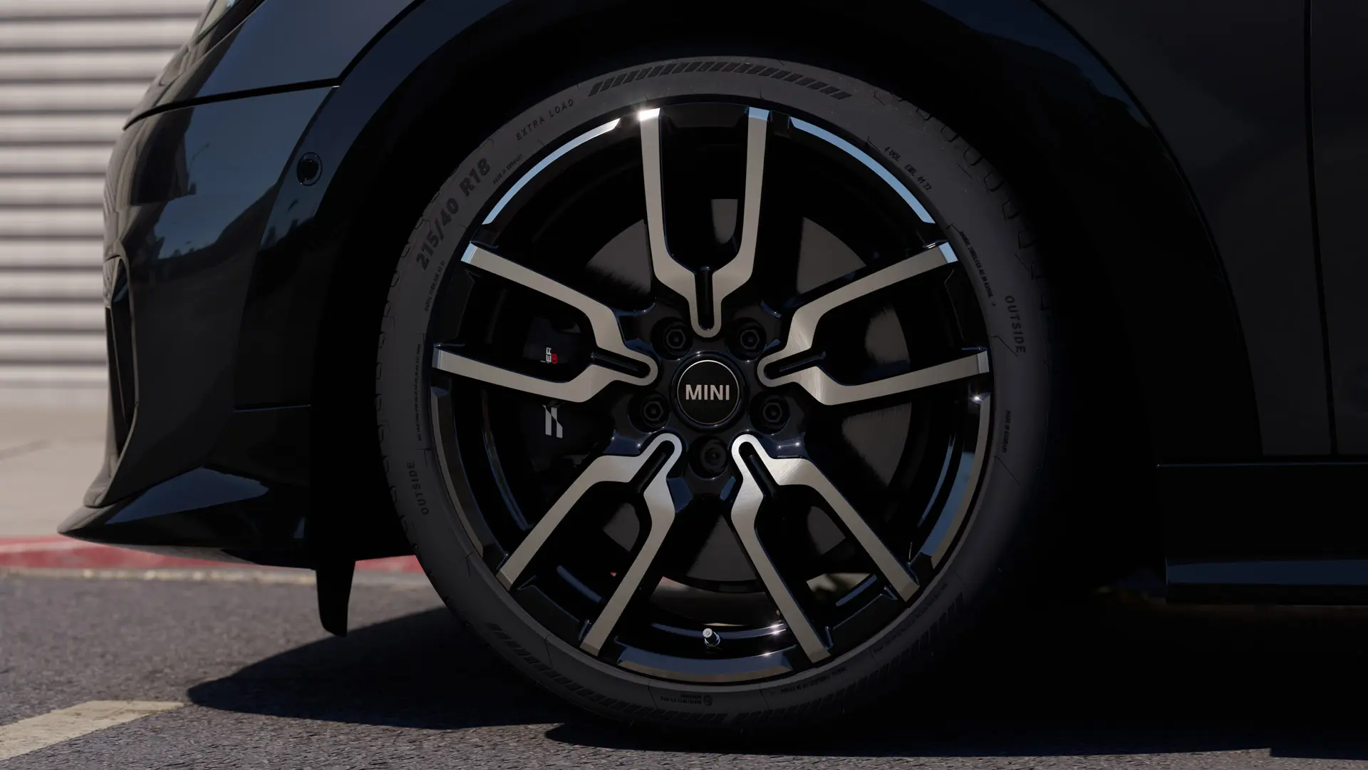 JCW valuvelje Lap Spoke lähivaade, mis näitab selle iseloomulikku lahtise kodaraga disaini värvitoonis Jet Black.