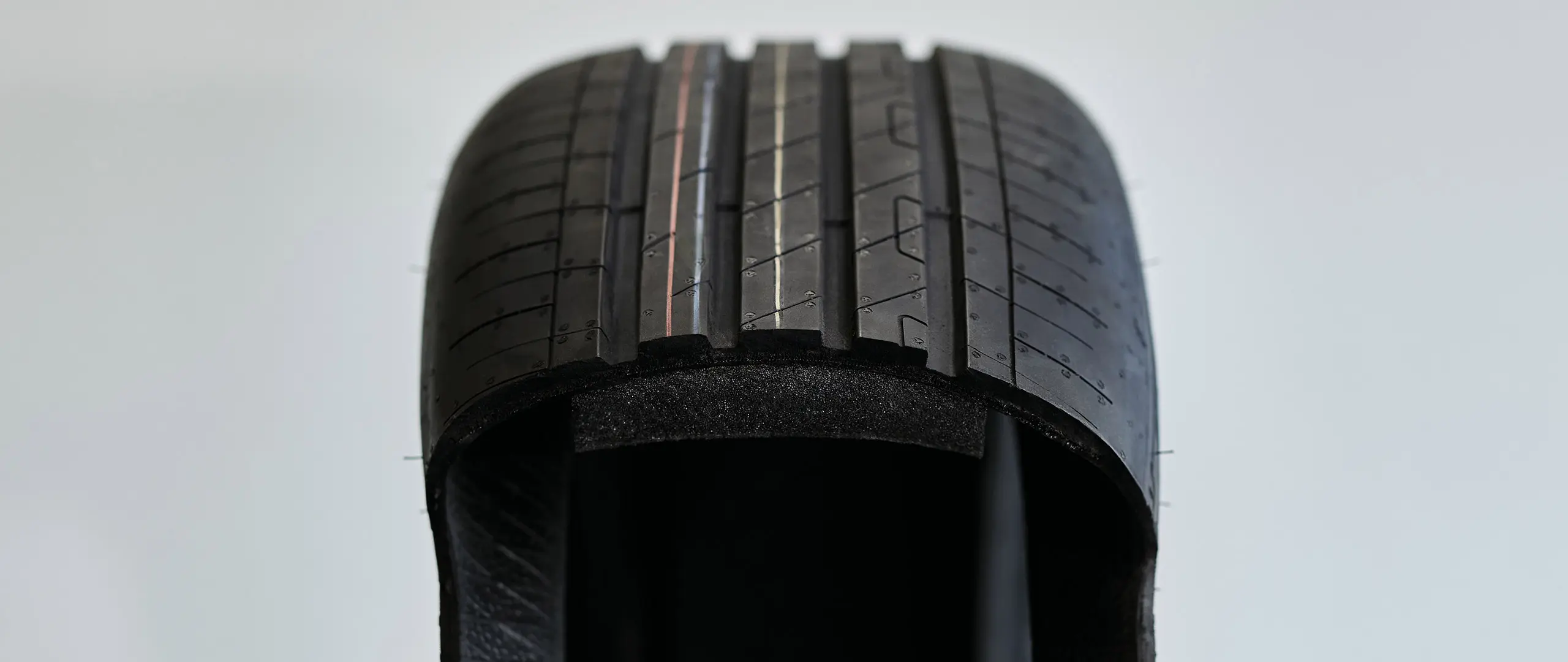 Mobiilrehvi läbilõige, mis näitab paksemat ja vastupidavat külgseina, mis toetab sõiduki raskust pärast torkeaugu tekkimist.