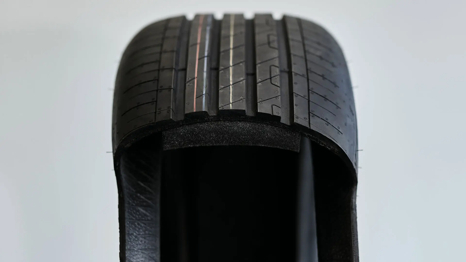 Mobiilrehvi läbilõige, mis näitab paksemat ja vastupidavat külgseina, mis toetab sõiduki raskust pärast torkeaugu tekkimist.