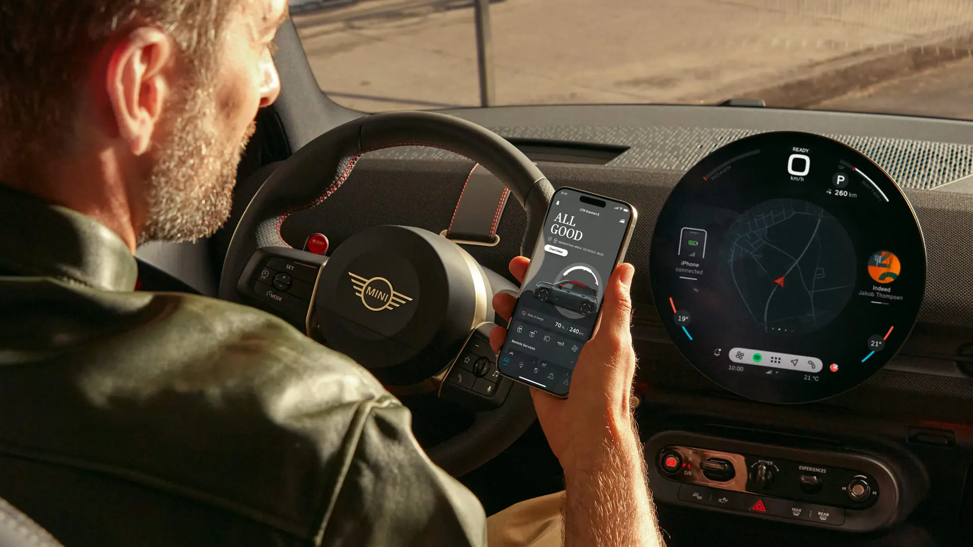 MINI juht kasutab navigeerimisteenuste jaoks telefonis MINI rakendust.