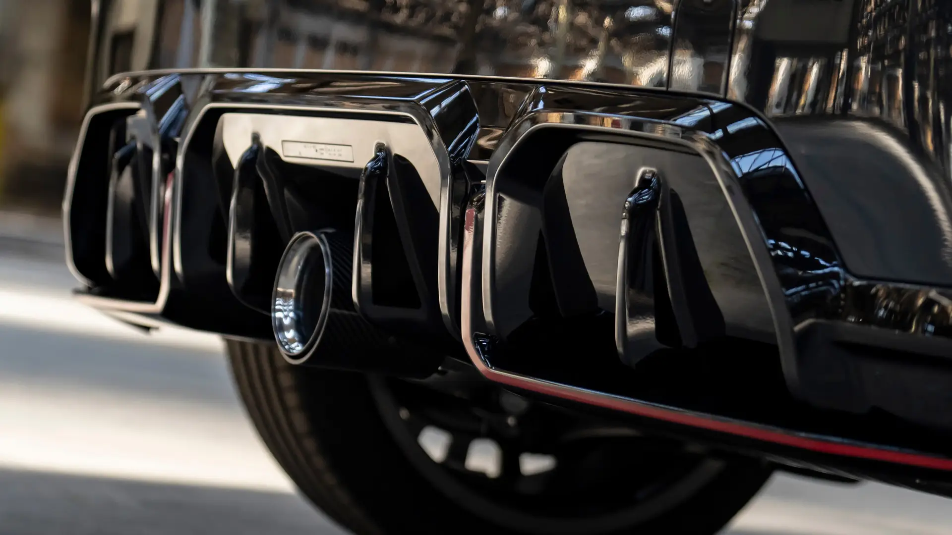 MINI John Cooper Worksi tagadifuusor punase raami ja läikivmusta viimistlusega.