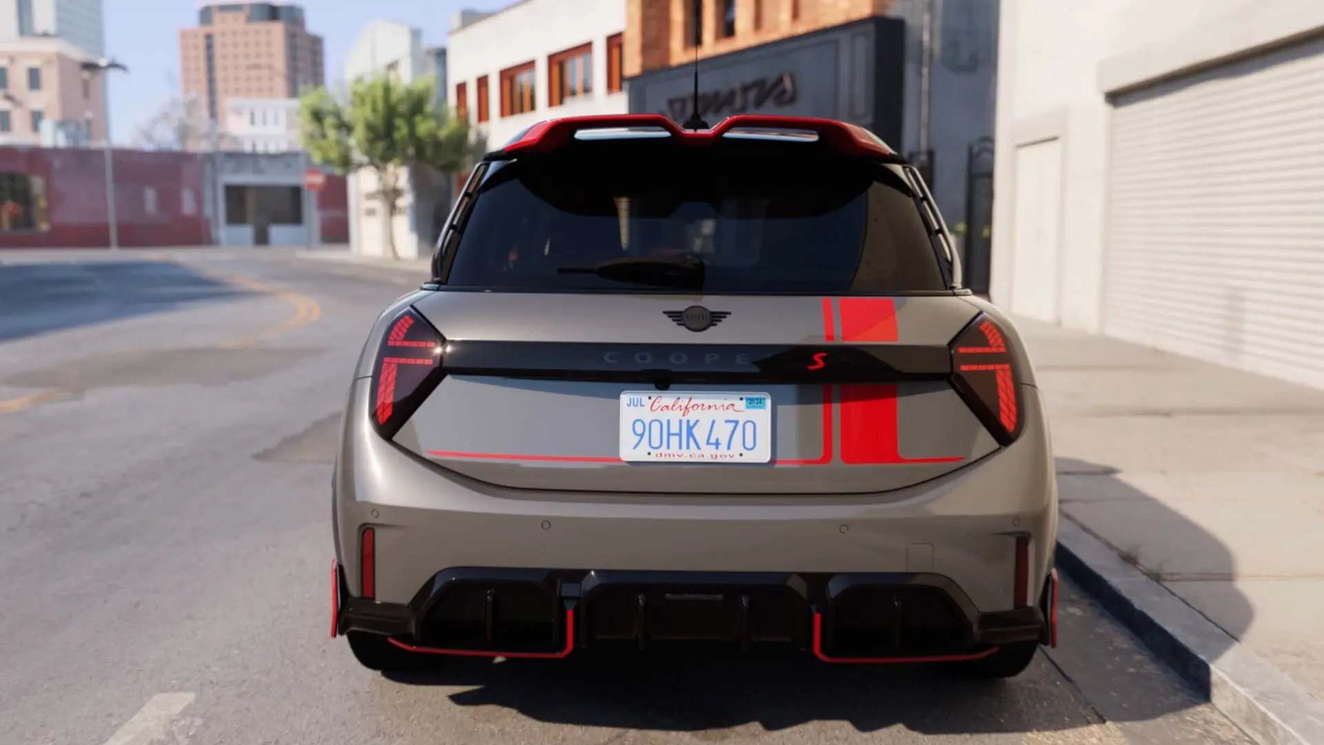 John Cooper Worksi tarvikutega MINI Cooper sõidab mööda linnatänavat