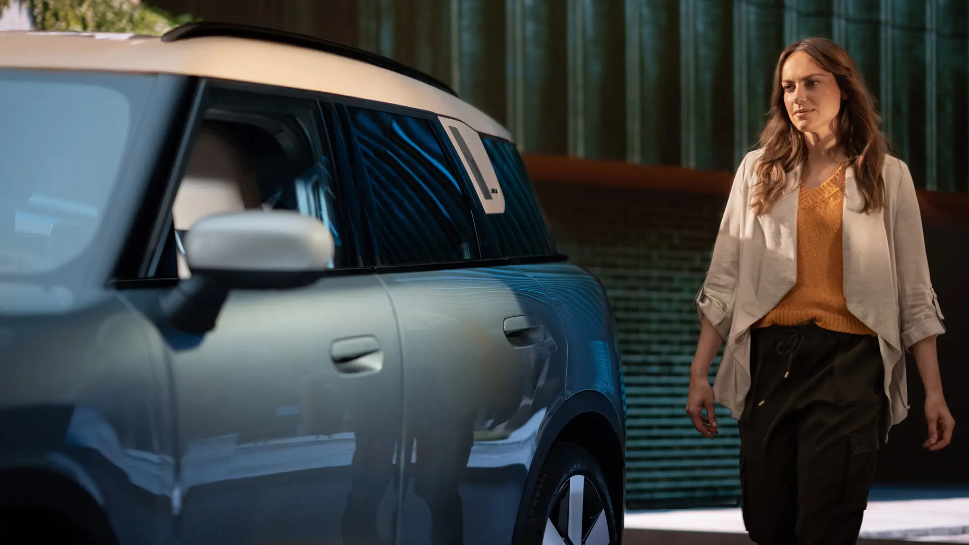 Naisklient MINI keskuses pärast MINI finantsteenustega tutvumist. 