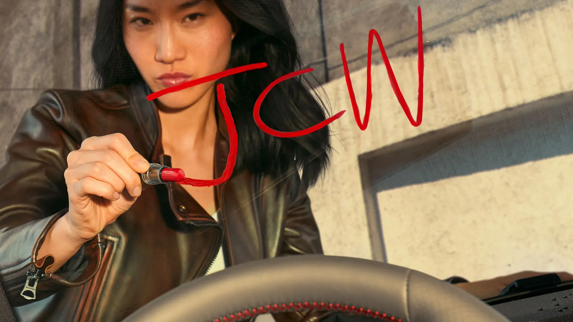 Naine MINI keskuses JCW proovisõitu ootamas. 