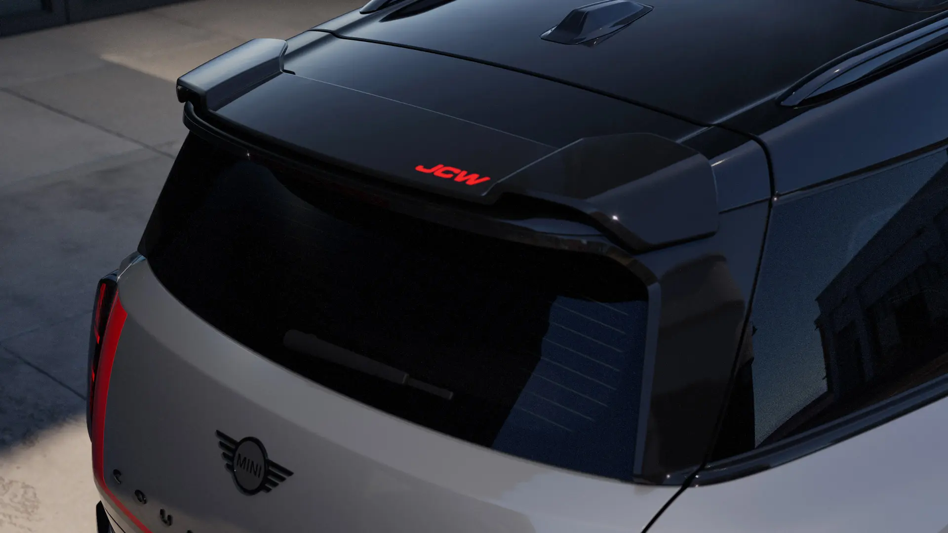 MINI John Cooper Worksi katusespoileri lisadetail John Cooper Worksi Chili Red värvitoonis aktsendiga.