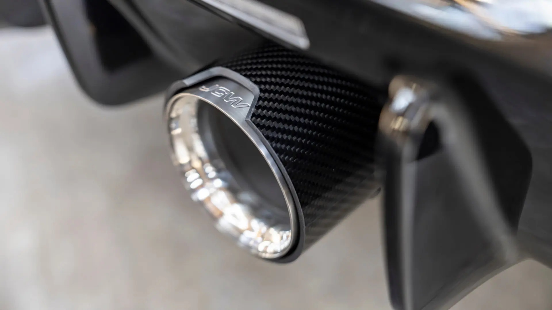 MINI John Cooper Worksi summutitoru kaunistuse saab kinnitada väljalaskesüsteemi külge, et anda su autole autospordist inspireeritud välimus. 