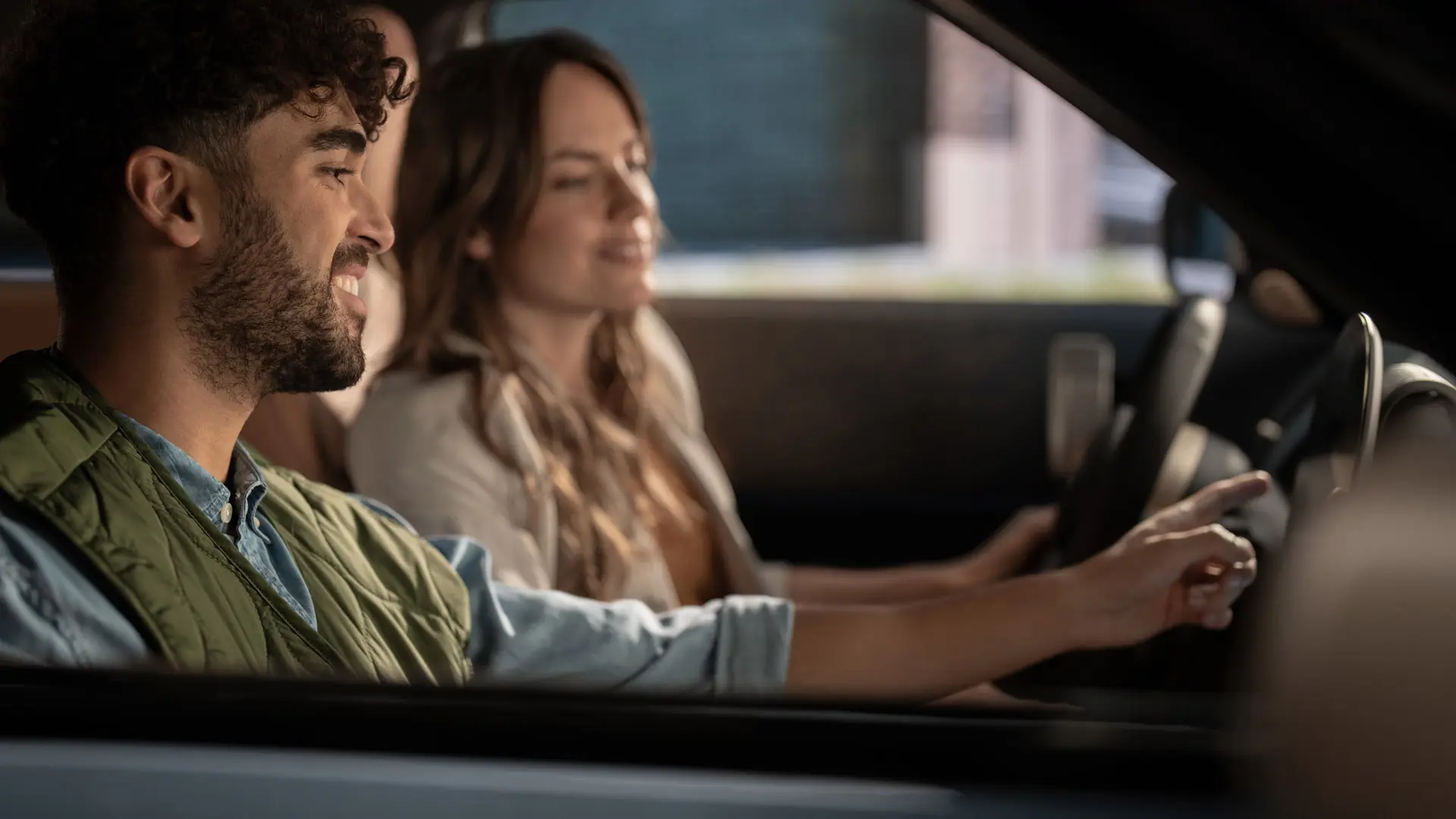 Paar MINI sõidukis.