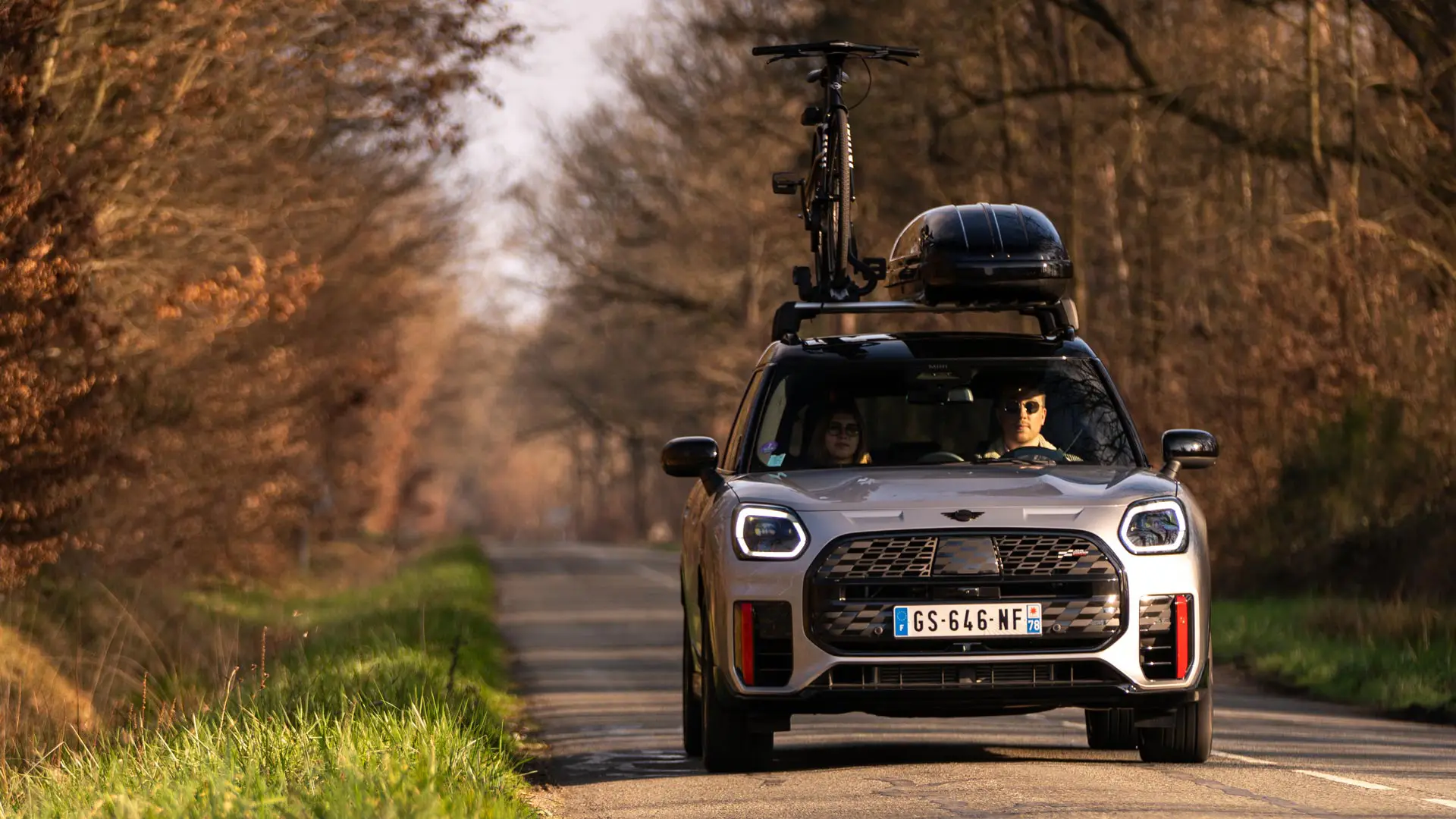 Katuseboksiga MINI Countryman teel.