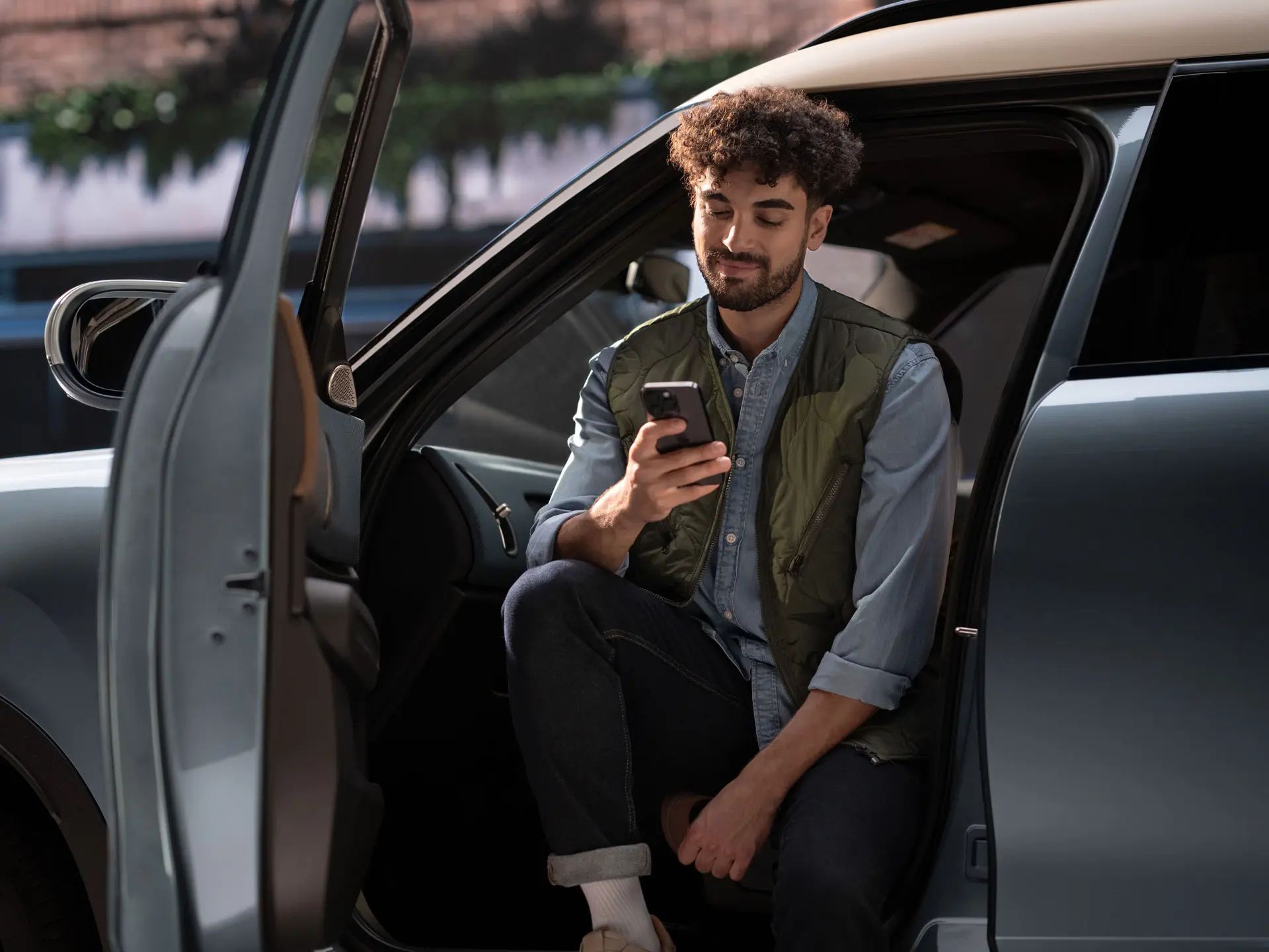 Mees mobiiliga teenindusaega broneerimas.