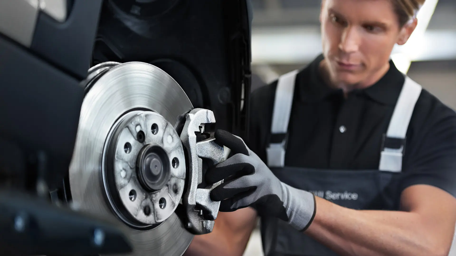 MINI töötaja kontrollib pidureid