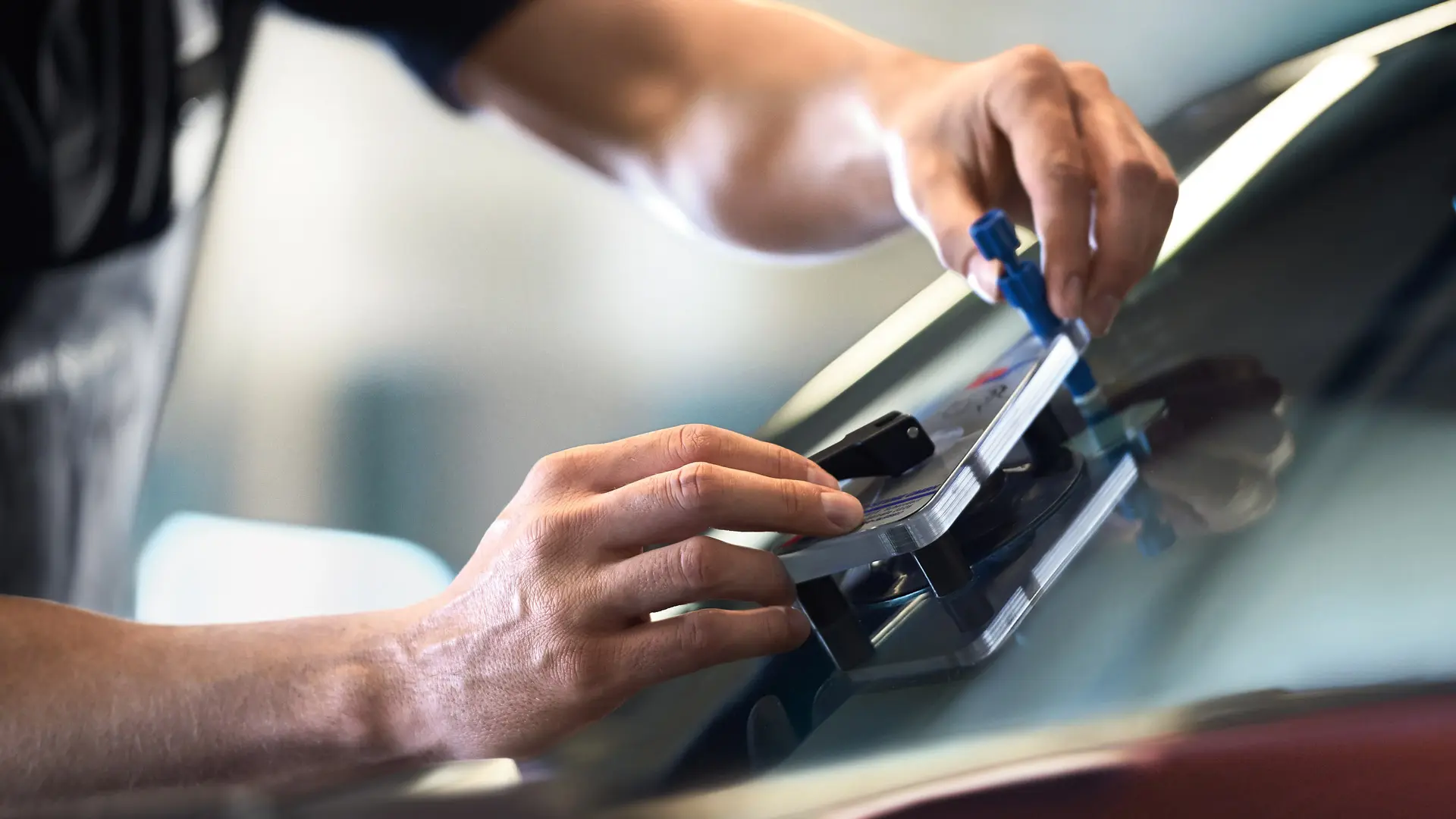 MINI töötaja parandab klaasi