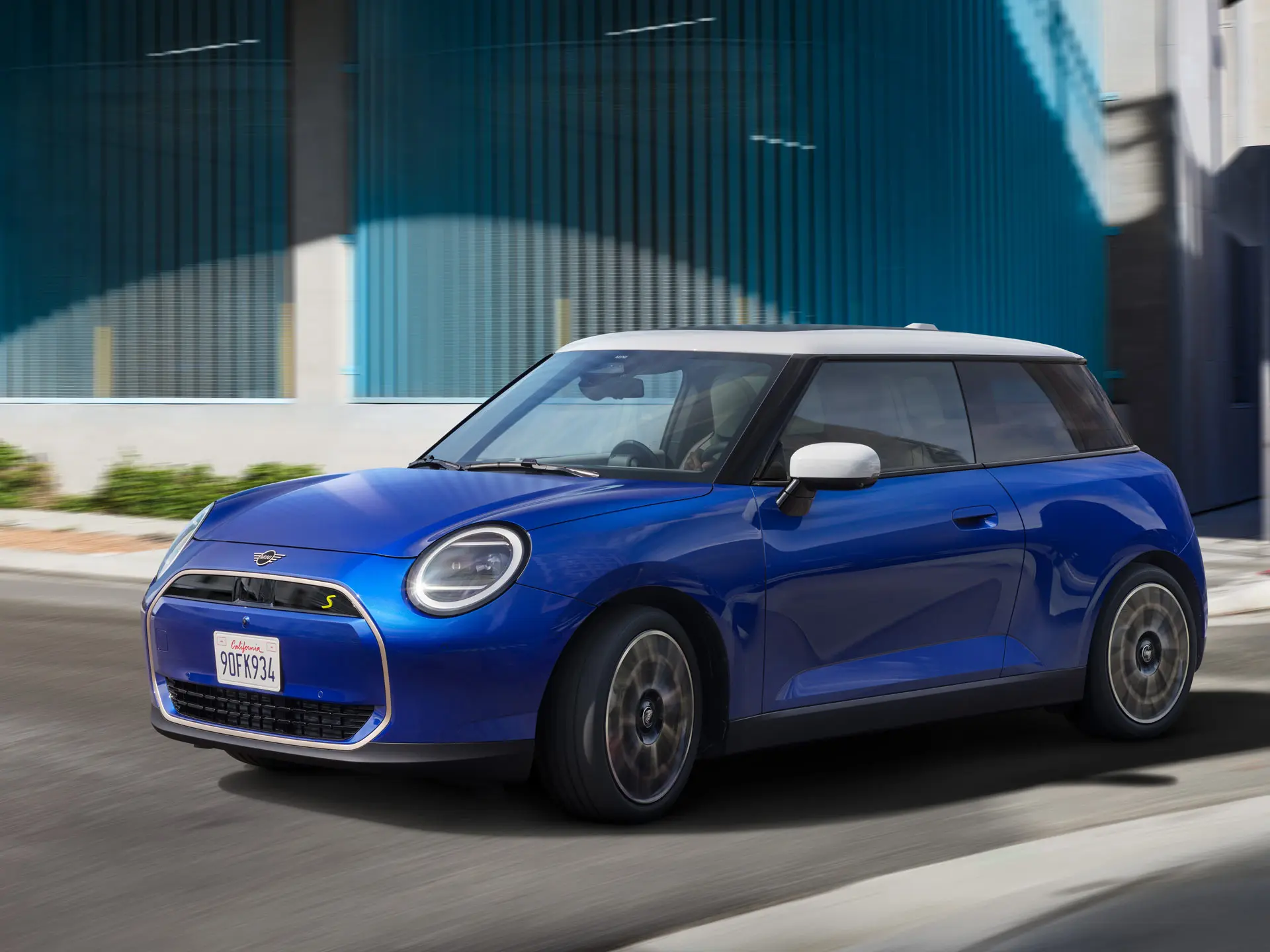 MINI Cooper sõidab dünaamiliselt.