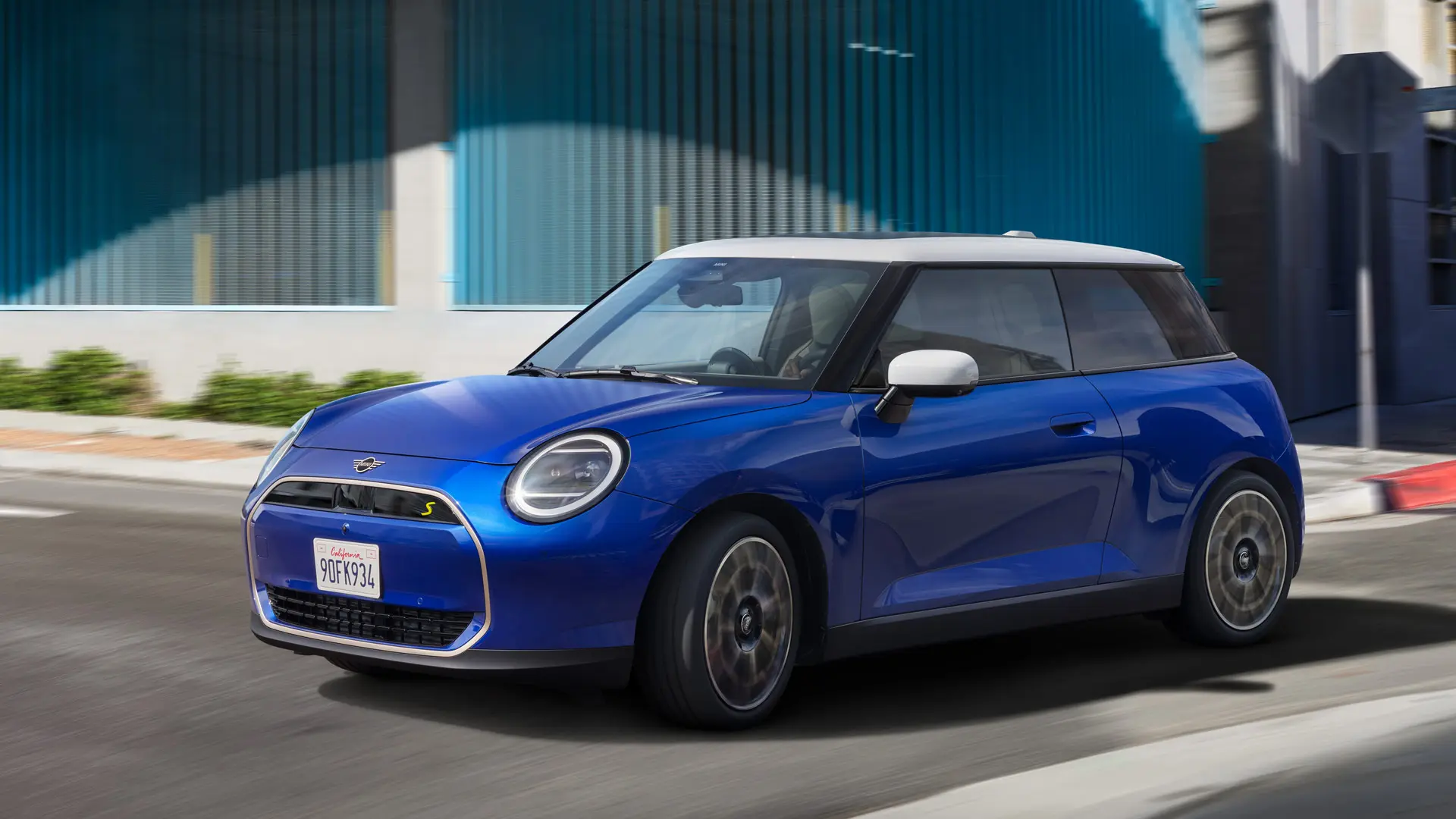 MINI Cooper sõidab dünaamiliselt.