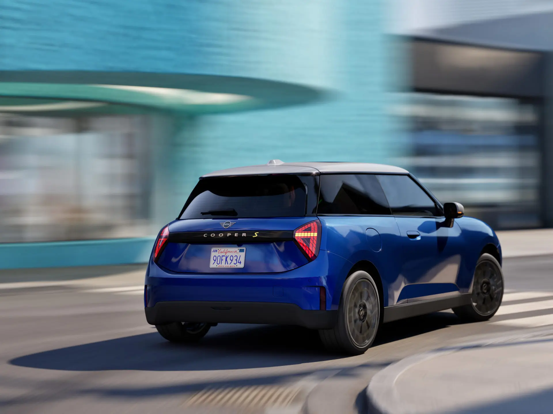 MINI Cooper võtab dünaamiliselt kurvi.