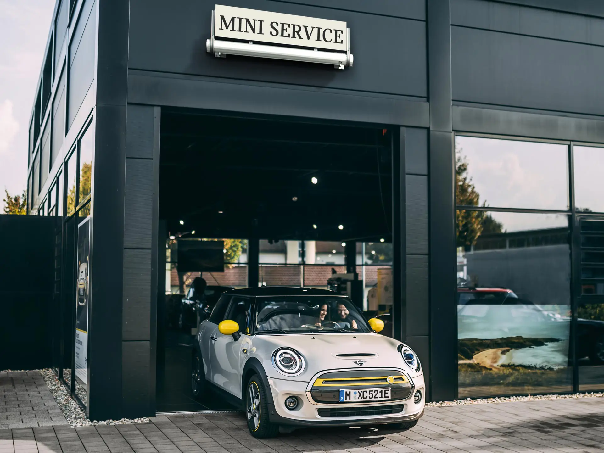 MINI lahkub MINI teenindusest.