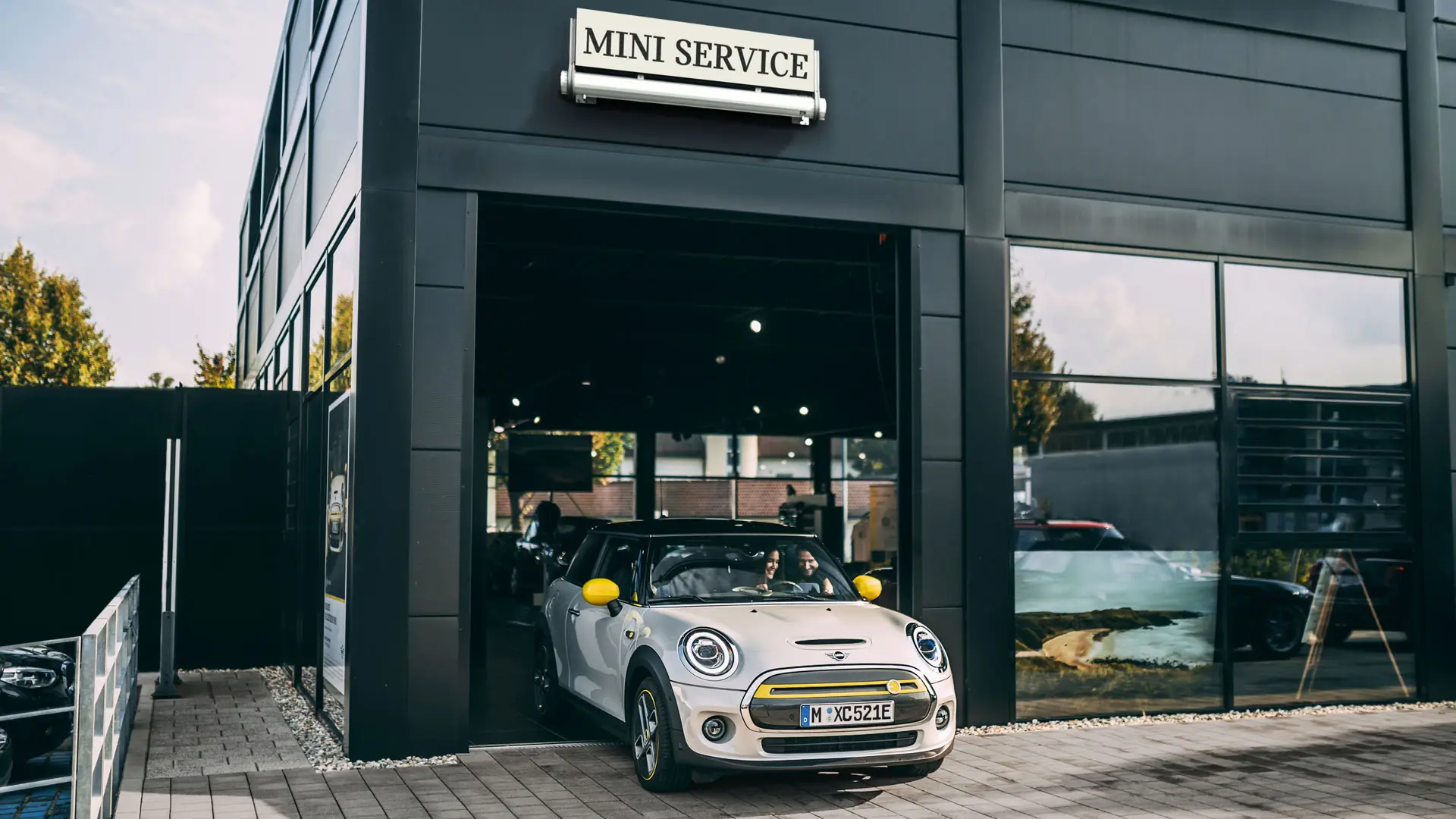 MINI lahkub MINI teenindusest.