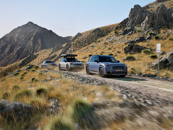Pilt mitmest MINI Countryman Untamed Editioni mudelist maastikul mägiteel sõitmas.