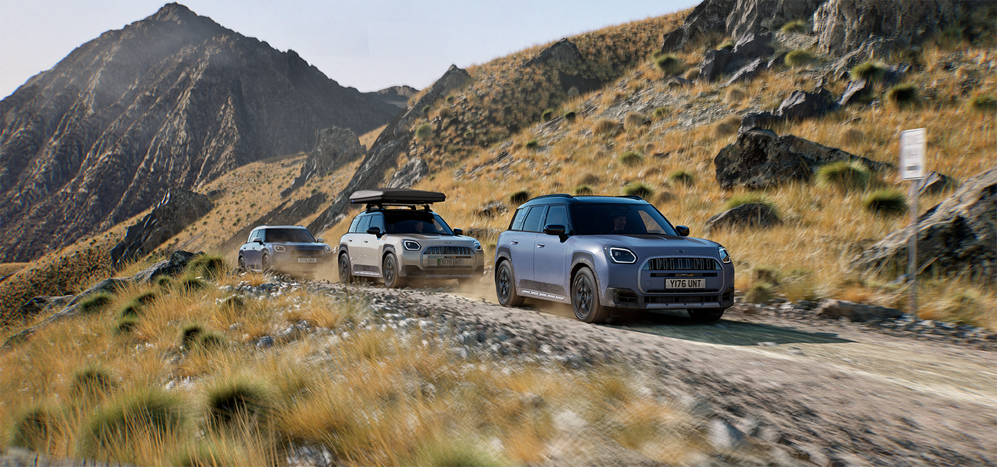 Pilt mitmest MINI Countryman Untamed Editioni mudelist maastikul mägiteel sõitmas.
