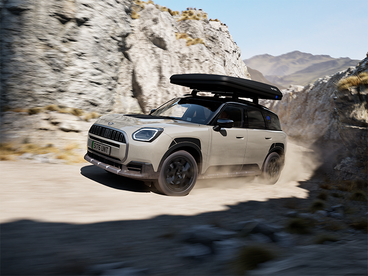 Eestvaade sõitvast MINI Countryman Untamed Editioni mudelist.