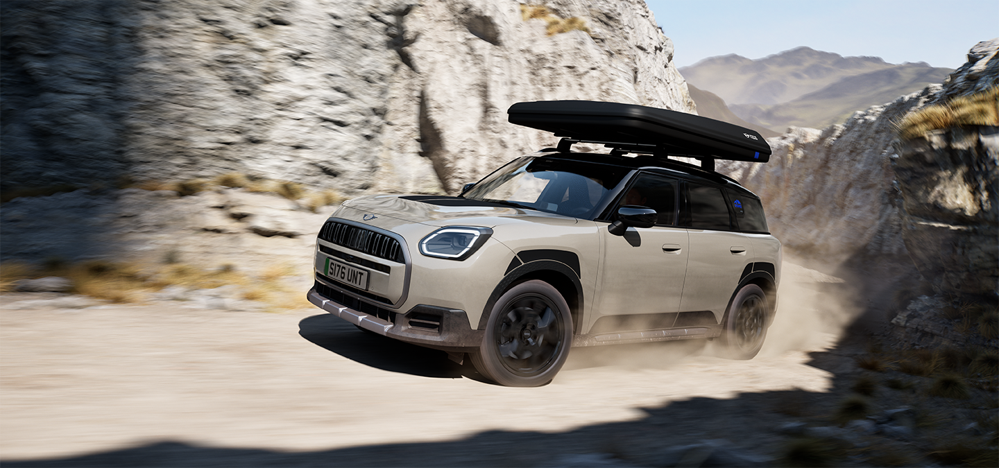 Eestvaade sõitvast MINI Countryman Untamed Editioni mudelist.
