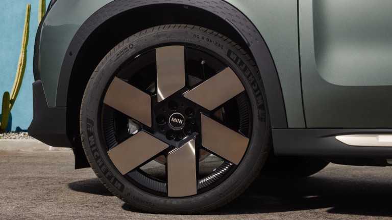 MINI – rehvimärgis – täiselektrilise MINI Countrymani velg