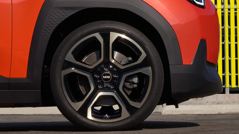 MINI – rehvimärgis – täiselektrilise MINI Acemani velg
