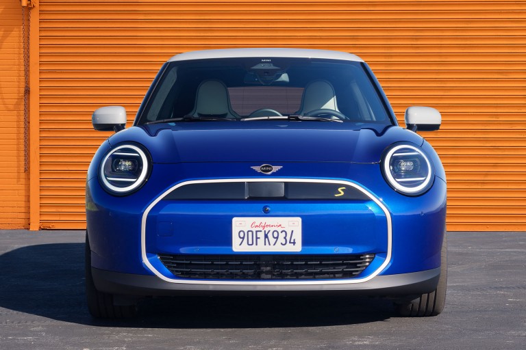 MINI connectedi täiendused – Kaugtulede automaatne ümberlülitus