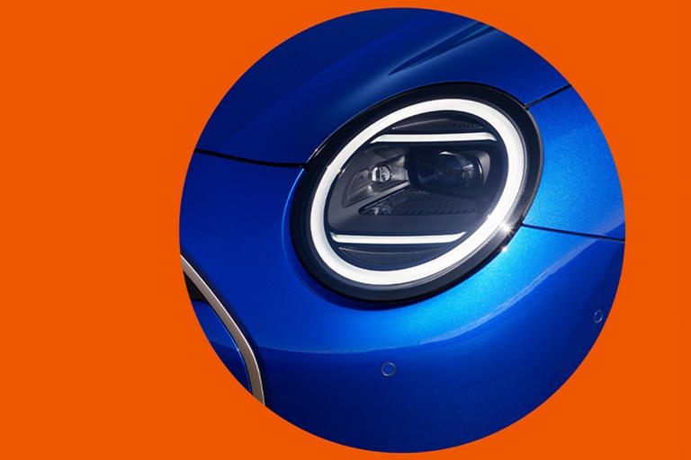 Täiselektriline MINI – välisilme – LED-esituled
