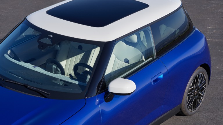 Täiselektriline MINI – välisilme galerii – katuseluugi detailid