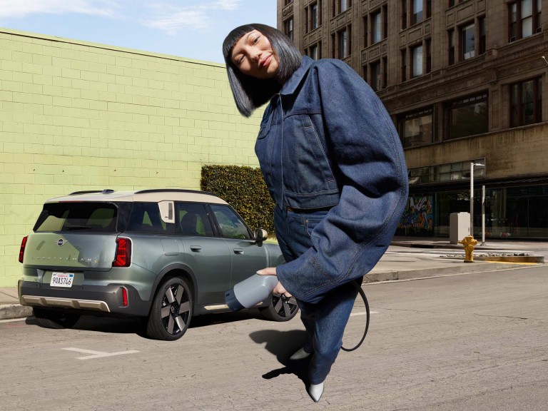 Täiselektriline MINI Countryman – laadimine – laadimine avalikus laadimispunktis