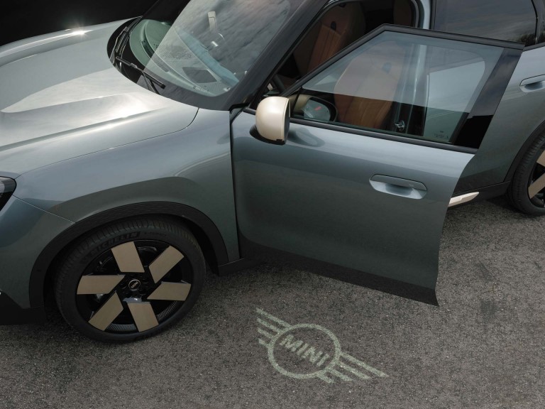 Täiselektriline MINI Countryman – välisilme – tervitusvalgus