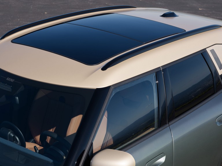 Täiselektriline MINI Countryman – välisilme – katuseluuk