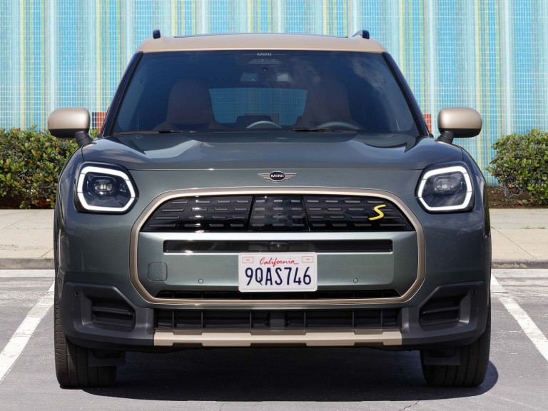 Täiselektriline MINI Countryman – välisilme – eestvaade
