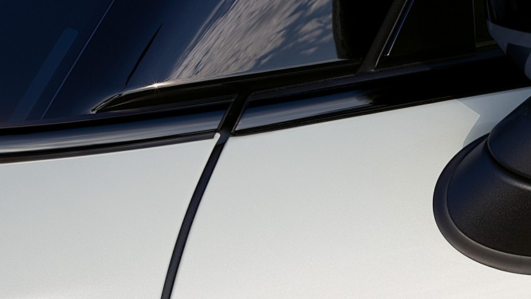 3-ukseline MINI Cooper SE – vööliist – Piano Black